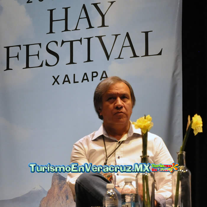 Presenta Alejandro Hernández su libro Amarás a Dios sobre todas las cosas en el Hay Festival Xalapa