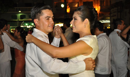 Gala de Danzón reúne a cientos de parejas en el Zócalo de la Ciudad de Veracruz.
