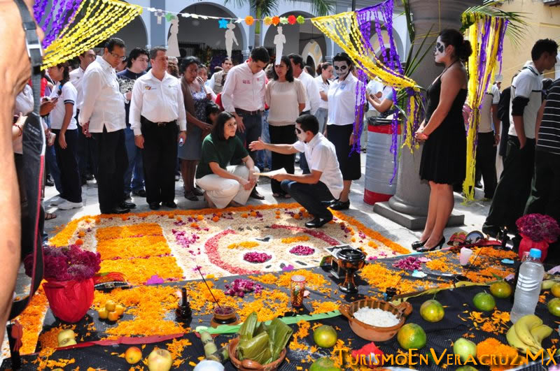 Presenta Ayuntamiento de Veracruz exposición de ofrendas y tapetes con