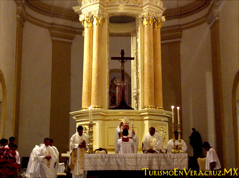 Católicos veracruzanos celebran Misa de Gallo