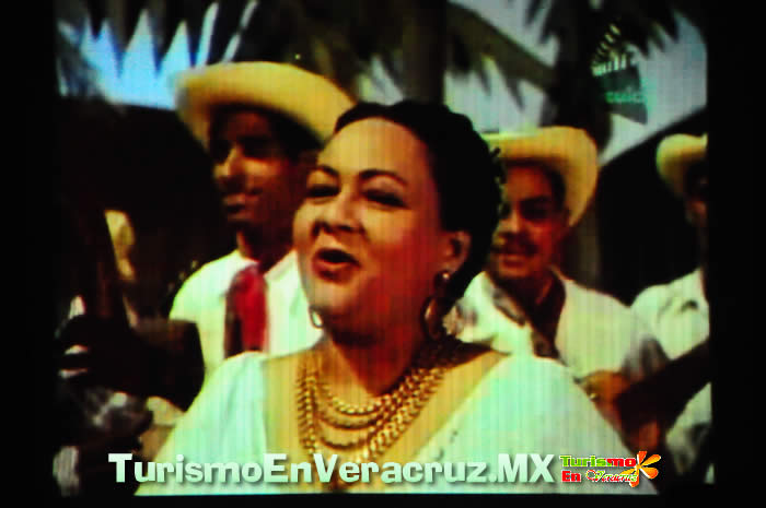 Logra conferencia “Cien Años con Toña” el éxito esperado