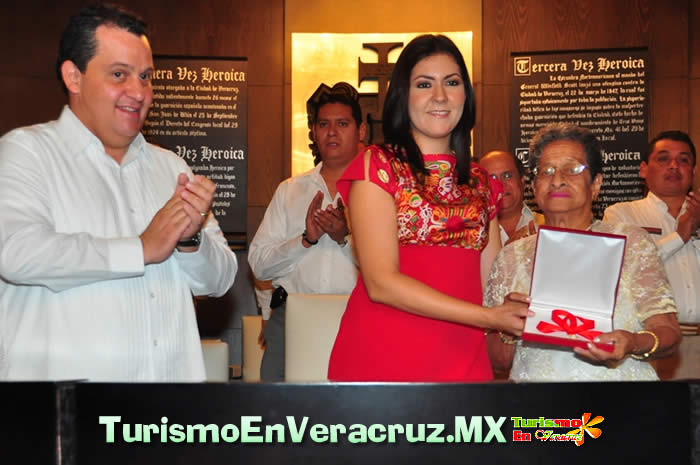 Ayuntamiento de Veracruz rinde homenaje a Toña “La Negra” en el centenario de su nacimiento