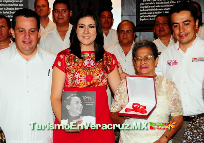 Ayuntamiento de Veracruz rinde homenaje a Toña “La Negra” en el centenario de su nacimiento