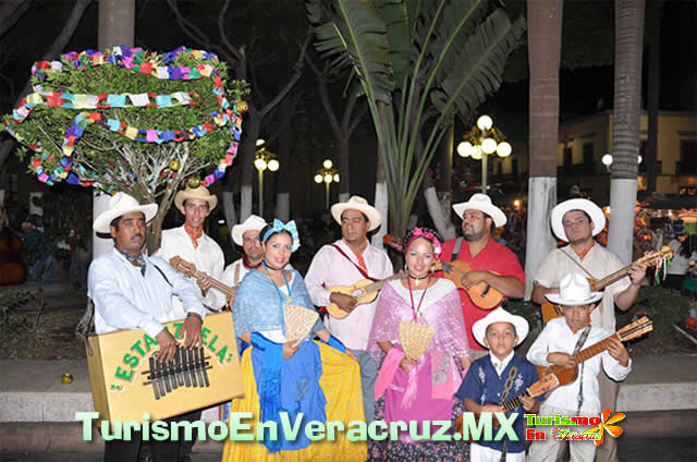 Con jaranas, la tradicional rama, por las calles de Veracruz