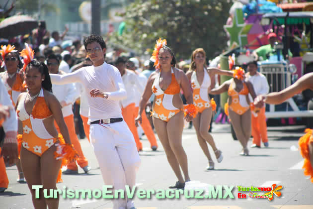 Música, alegría y baile en el quinto desfile del Carnaval