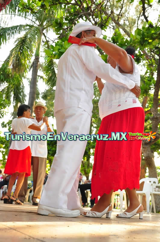 Con gran éxito, realiza Ayuntamiento de Veracruz Gala de Danzón en el Parque Zamora