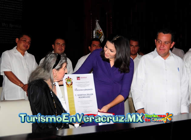 Alcaldesa Carolina Gudiño entrega Medalla “Toña La Negra” a la cantante Martha Zeller