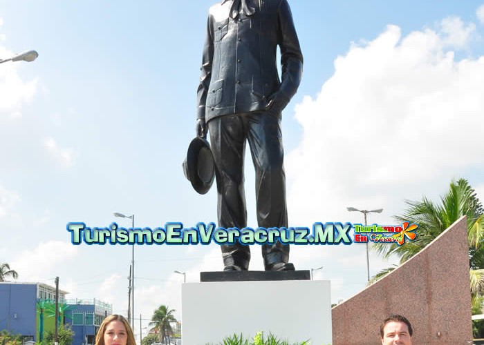Recuerdan autoridades del Ayuntamiento de Veracruz aniversario luctuoso de Agustín Lara